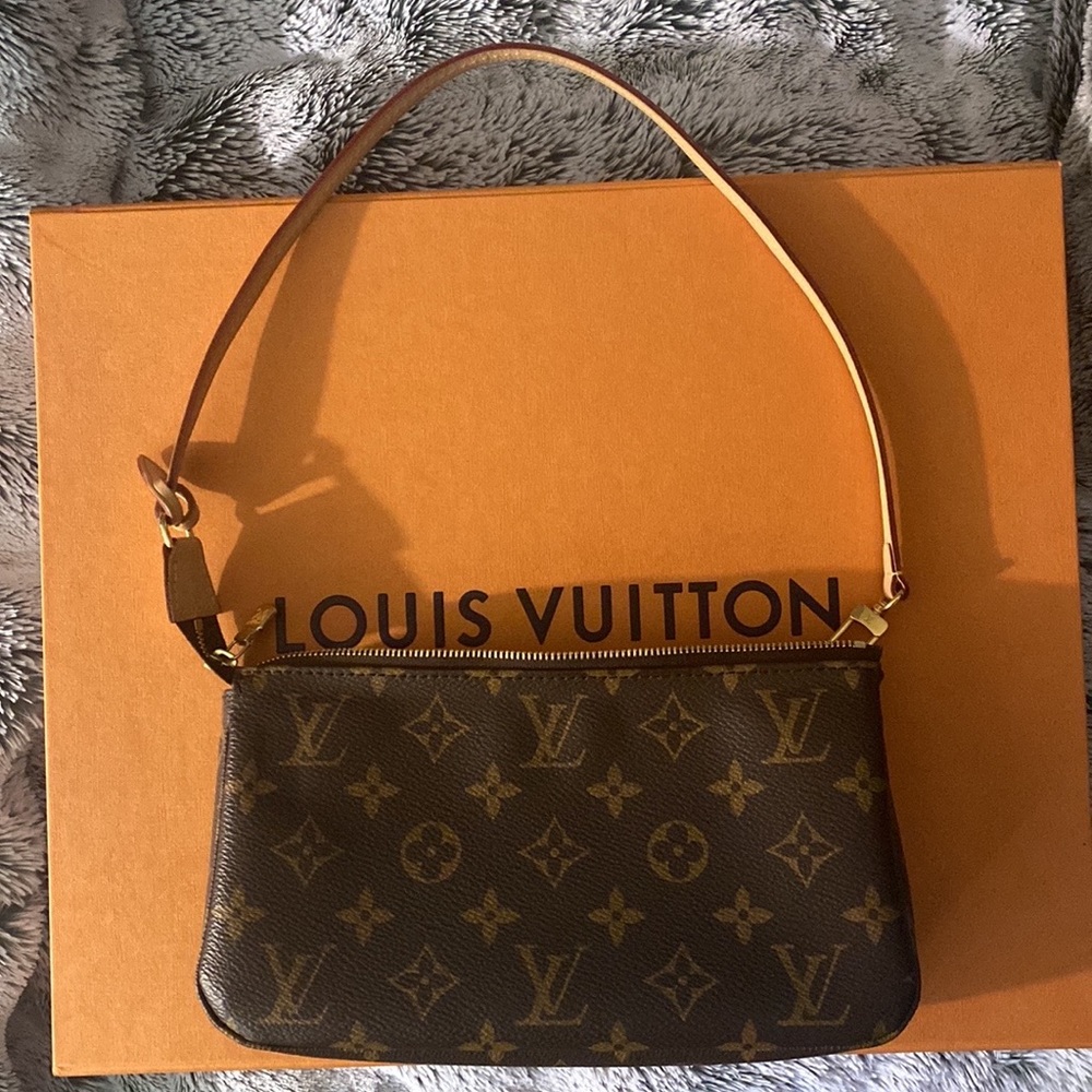 Louis Vuitton Pochette Accessories in Monogram Canvas - Picture 3 of 6